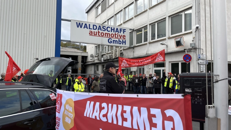 Warnstreik bei Waldaschaff automotive in Waldaschaff am 09.11. im Rahmen der Tarifrunde M+E 2022