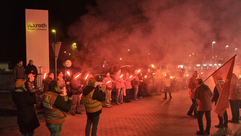 Bengalo-Feuer vor dem Bosch Rexroth Werk 1 und Gießerei in Lohr