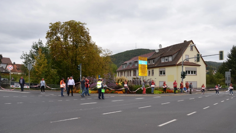 Menschenkette bei Protestaktion der Bosch Rexroth AG in Lohr