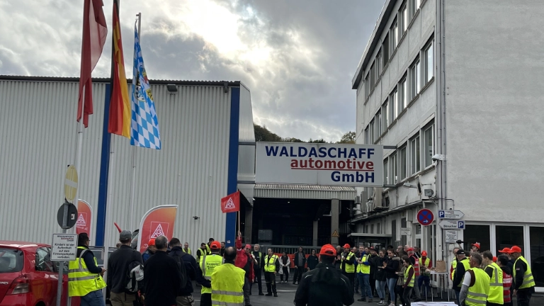 Warnstreik bei Waldaschaff automotive in Waldaschaff am 09.11. im Rahmen der Tarifrunde M+E 2022