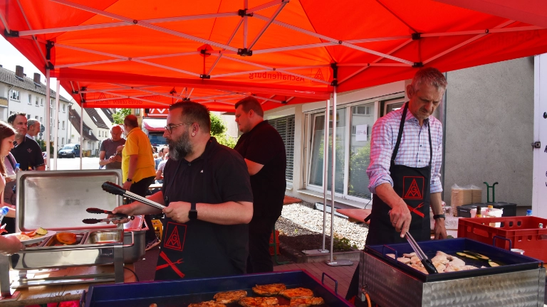 Gemütliches Netzwerken bei Leckerem vom Grill