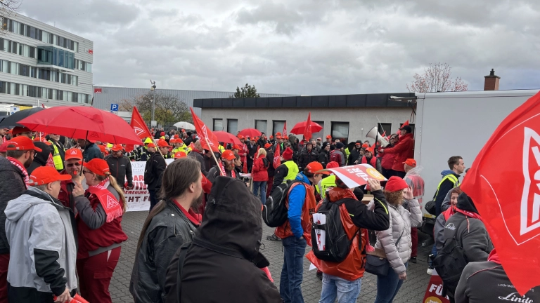 Warnstreik in Nilkheim mit den Linde-Betrieben, KIM, proplan, ZF Safety und Waldaschaff automotive am 17.11. im Rahmen der Tarifrunde M+E 2022