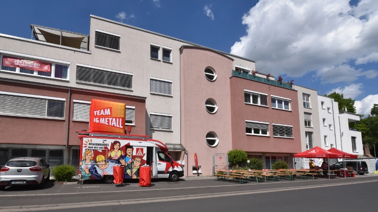 Roadshow mit Biergarten und Verpflegungsstation vor der IG Metall Aschaffenburg