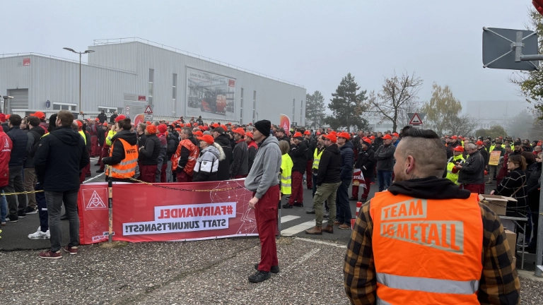 Warnstreik bei Linde Material Handling, KIM und proplan in Nilkheim am 11.11. mi Rahmen der Tarifrunde M+E 2022