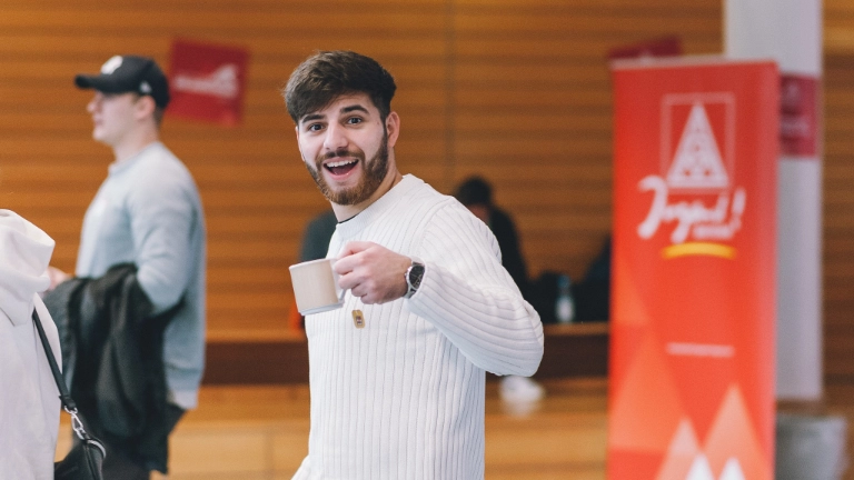 Junger Aktiver der IG Metall mit einer Teetasse