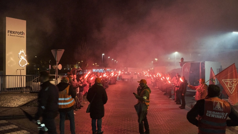 Bengalo-Feuer vor dem Bosch Rexroth Werk 1 und Gießerei in Lohr