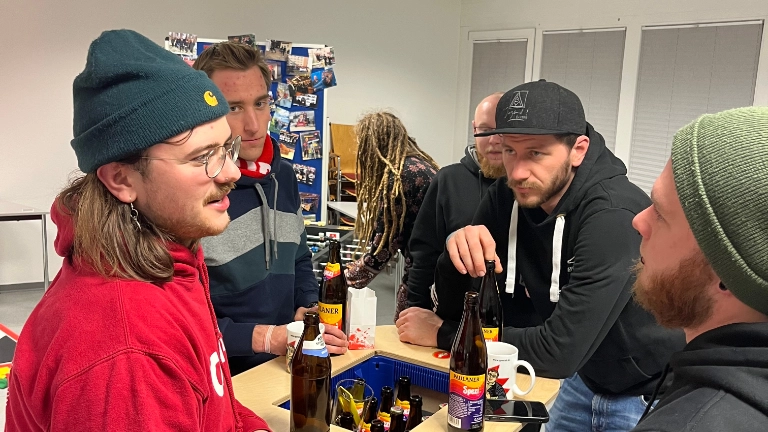 Austausch beim JAV Glühweinempfang 2022 der IG Metall Jugend Aschaffenburg