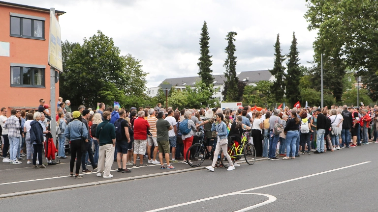 Demozug „Demokratie“ vom Linde Werk in Schweinheim zum Schlossplatz