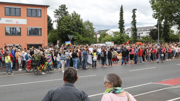 Demozug „Demokratie“ vom Linde Werk in Schweinheim zum Schlossplatz