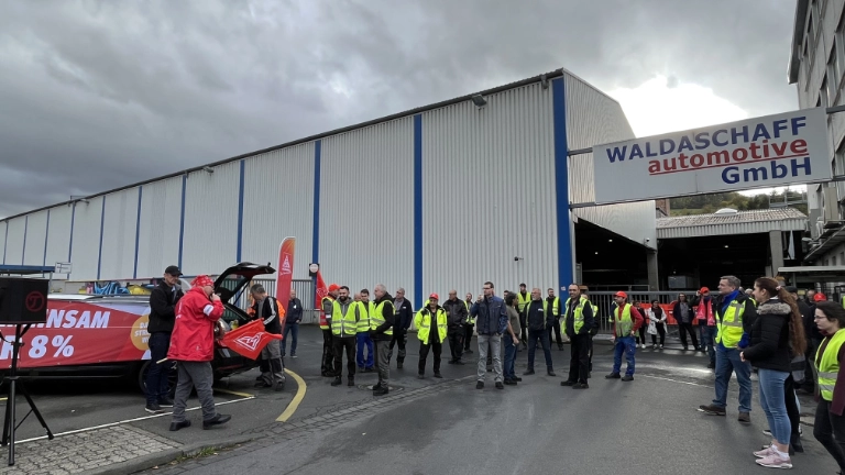 Warnstreik bei Waldaschaff automotive in Waldaschaff am 09.11. im Rahmen der Tarifrunde M+E 2022