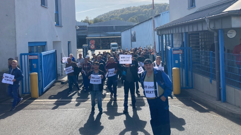 Protest bei Düker in Laufach! Die Beschäftigen zeigen sich mit ihren Kolleg*innen in Karlstadt solidarisch, wo die Gießerei geschlossen werden soll