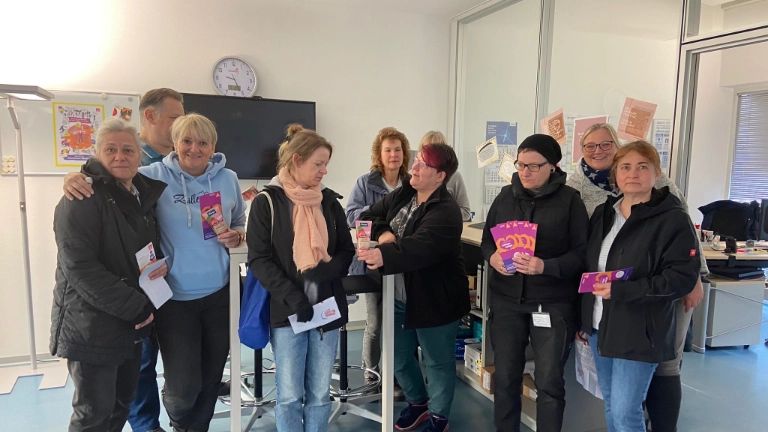 Das Betriebsratsgremium verteilt ein Geschenk zum diesjährigen Frauentag an die weiblichen Mitglieder