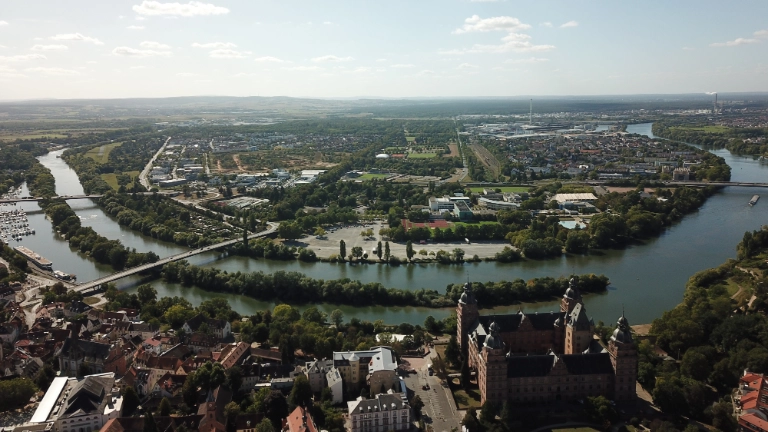 Mainschleife in Aschaffenburg mit Schloss im Vordergrund