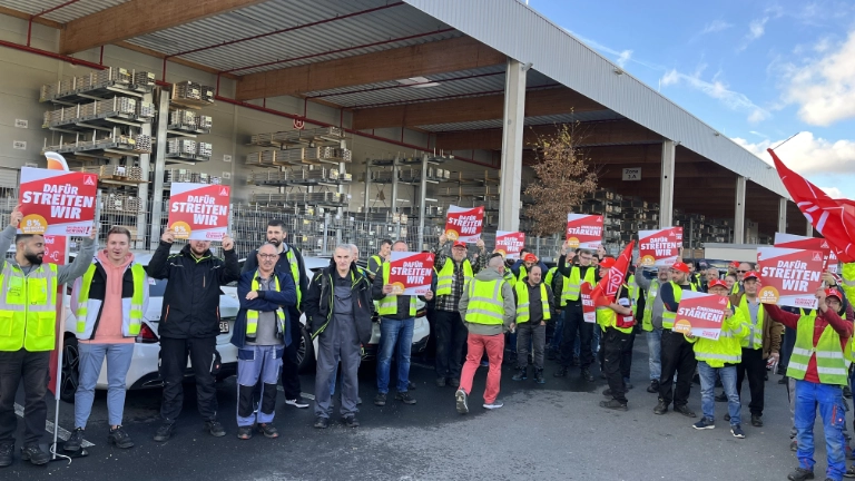 Warnstreik bei Waldaschaff automotive und WA production in Esselbach im Rahmen der Tarifrunde M+E 2022