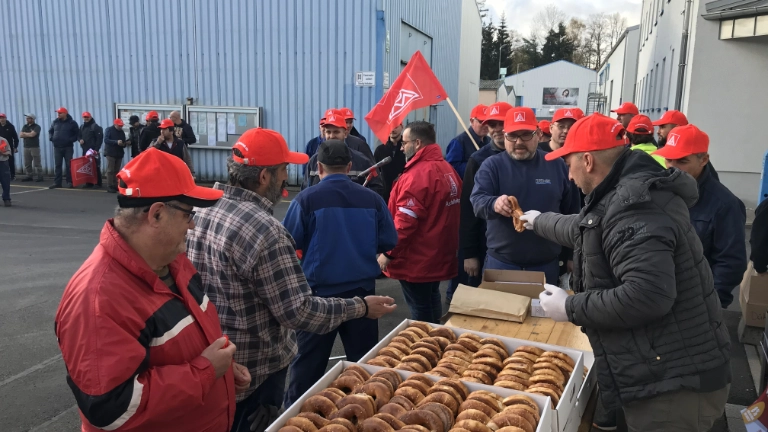 Warnstreik bei Düker in Laufach am 10.11 im Rahmen der Tarifrunde M+E 2022