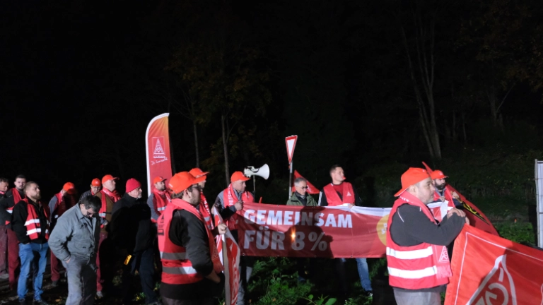 Warnstreik nach dem Ende der Friedenspflicht in der Metall- und Elektroindustrie in Bayern