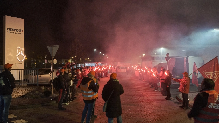 Bengalo-Feuer vor dem Bosch Rexroth Werk 1 und Gießerei in Lohr