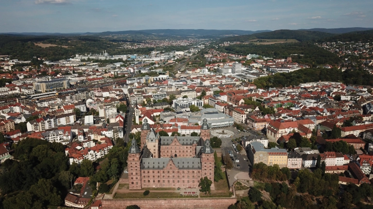 Luftbild von Aschaffenburg mit Schloss im Vordergrund.