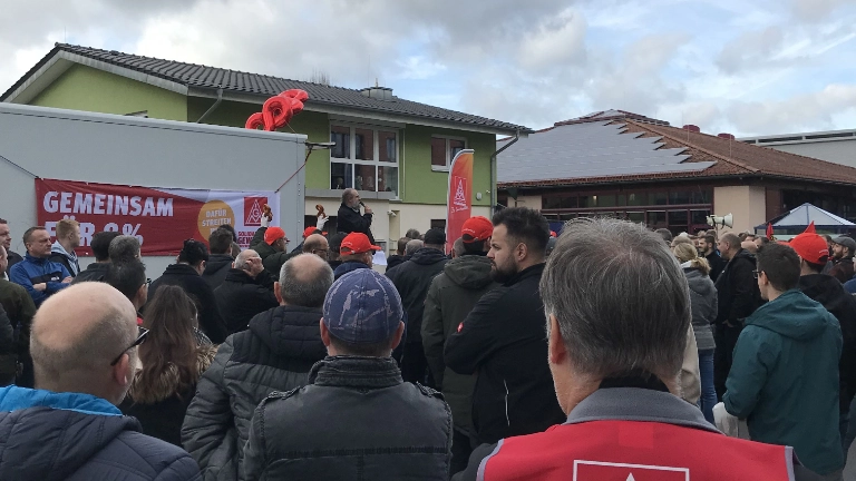 Warnstreik bei WIKA Alexander Wiegand in Klingenberg am 07.11. im Rahmen der Tarifrunde M+E 2022