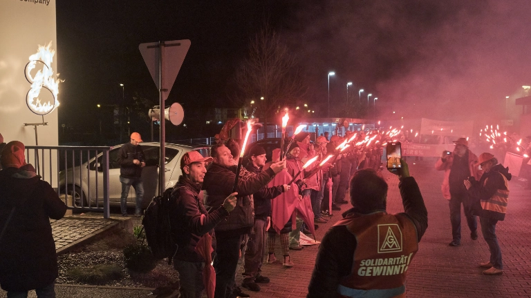 Bengalo-Feuer vor dem Bosch Rexroth Werk 1 und Gießerei in Lohr