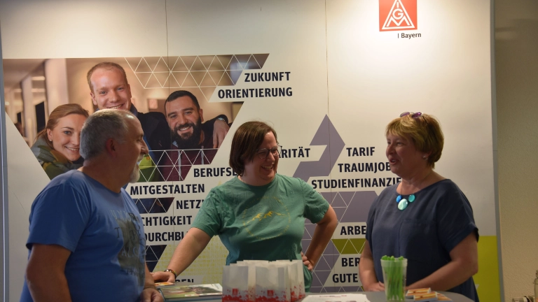 Samantha Bosch und Beate Schultes im Gespräch am Jugendstandt