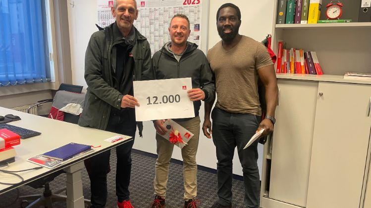 Percy Scheidler begrüßt das 12.000 Mitglied bei der IG Metall Aschaffenburg