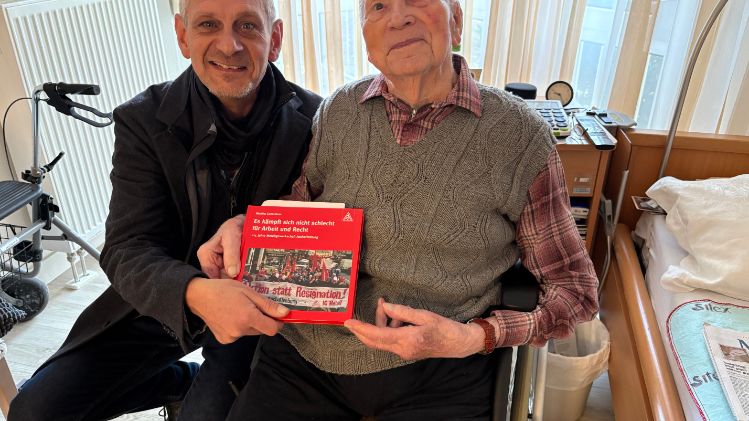 Percy Scheidler, 1. Bevollmächtigter der IG Metall Aschaffenburg gratuliert Karl Heinz Zoll zur 75-jährigen Mitgliedschaft und bedankt sich für das langjährige Engagement.