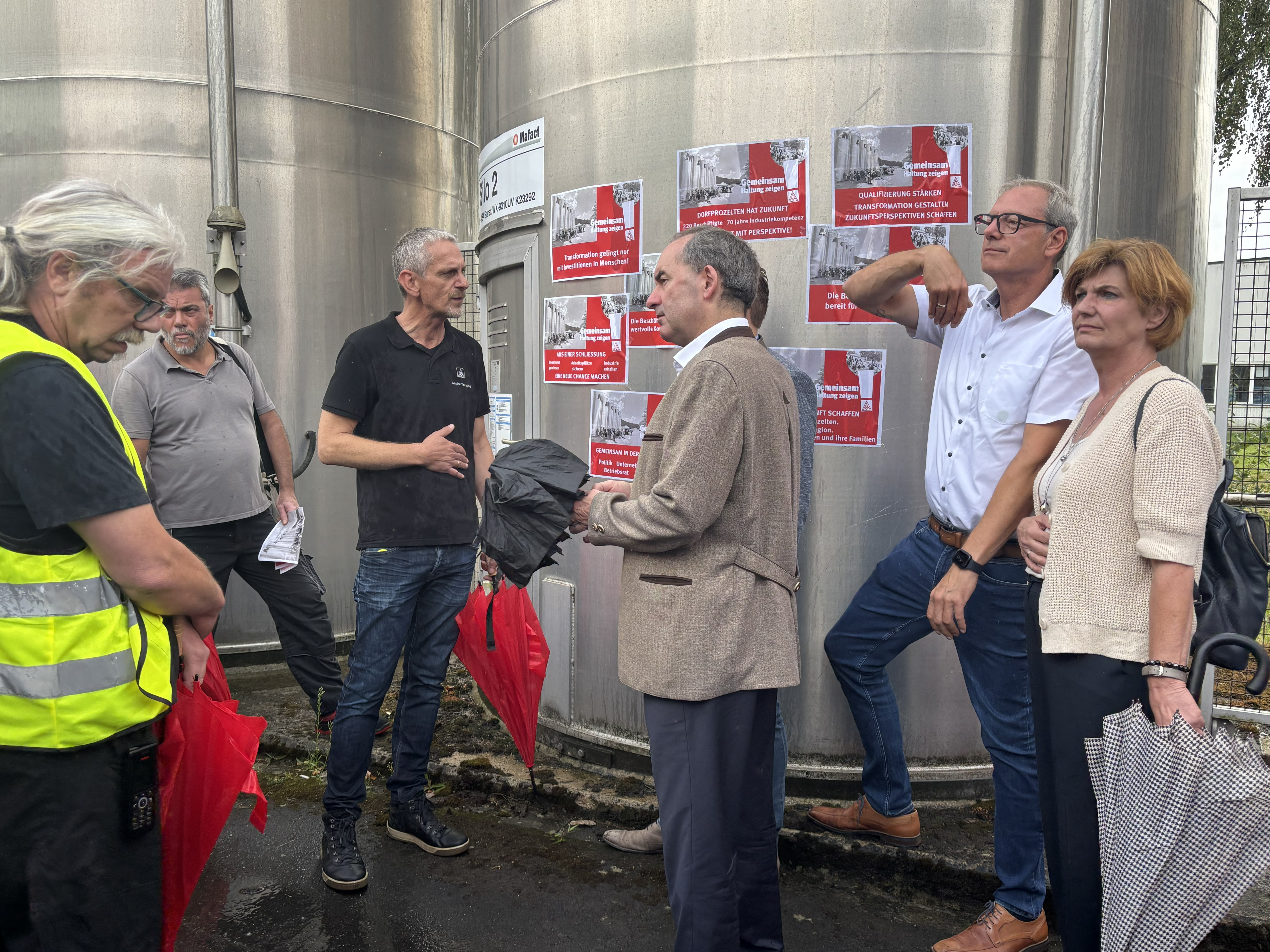 Hubert Aiwanger informiert sich über die aktuelle Situation bei Magna in Dorfprozelten. Die Belegschaft, Betriebsrat und IG Metall sowie regionale Politik sind im Dialog mit dem Wirtschaftsminister