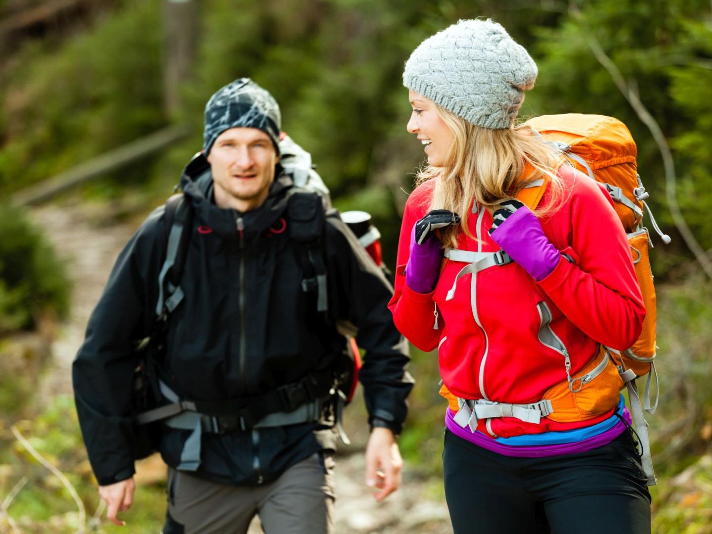 Paar beim gemeinsamen Wandern in der Natur