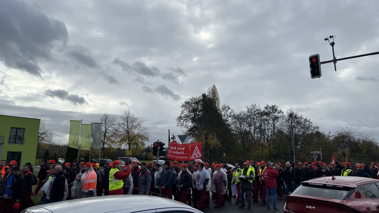 Warnstreik in Nilkheim mit den Linde-Betrieben, KIM, proplan, ZF Safety und Waldaschaff automotive am 17.11. im Rahmen der Tarifrunde M+E 2022