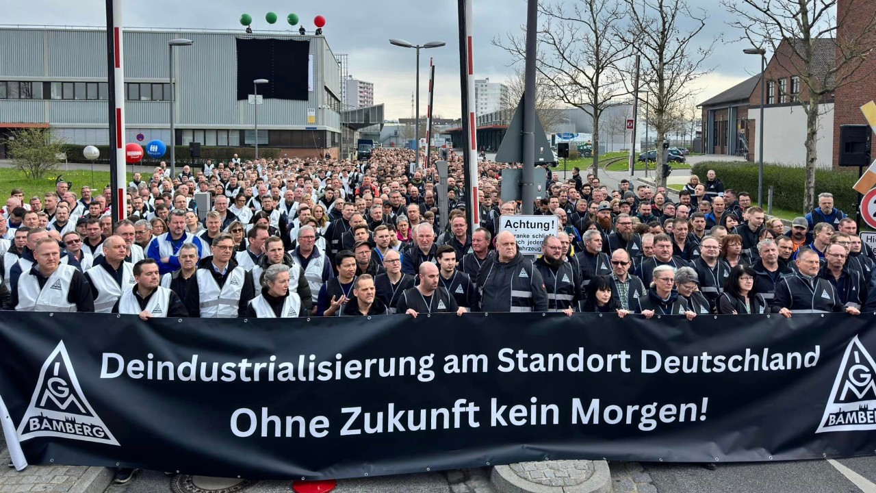 Protest bei Bosch Bamberg mit 1000 Beschäftigten in schwarzen Westen. So viele Stellen will der Konzern allein an diesem Standort abbauen.