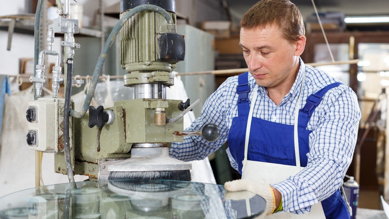 Glaser arbeitet an Maschine