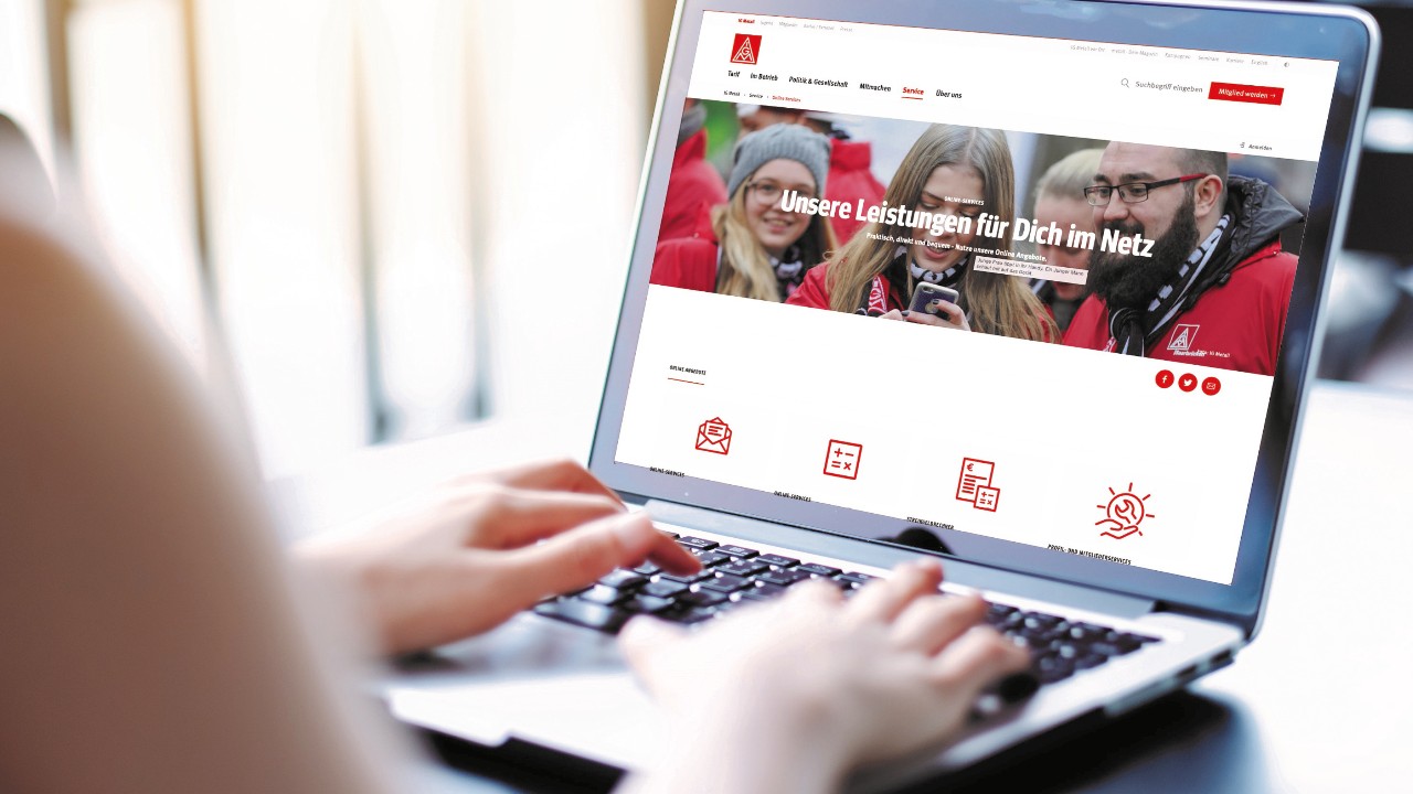 Frau am Laptop beim Login in unserem Online-Servicecenter